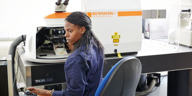 IFS researcher using Raman microscope