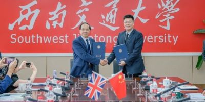 Professor Hai-Sui Yu shaking hands with SWJTU President Xuedong Yan