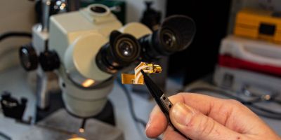 Terahertz laser and mount