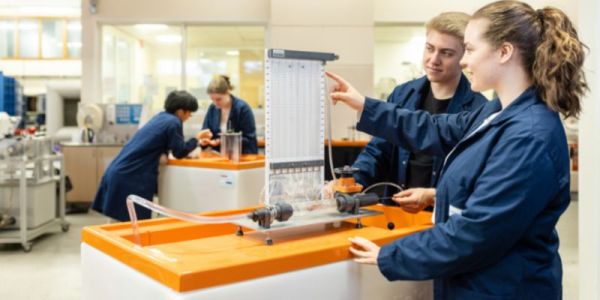 Two students stood at a thermo bench in the thermofluids lab at the University of Leeds.