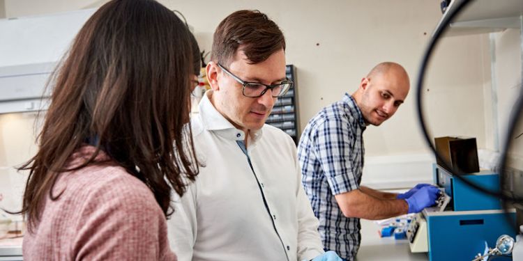 Dr Paolo Actis and postgraduate researchers in the bioelectronics lab