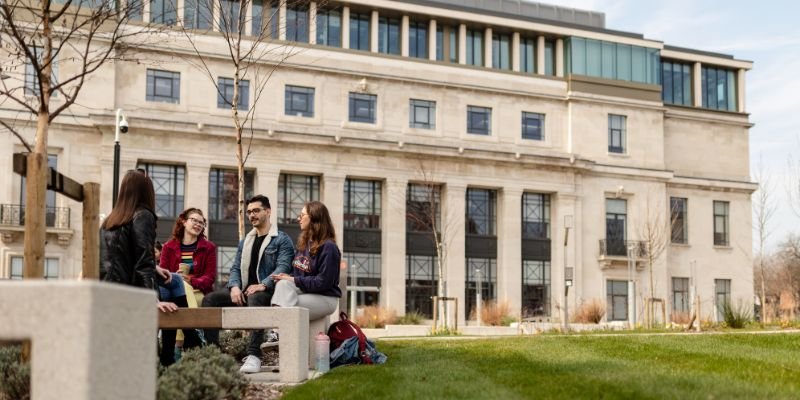 Students talking outside the Bragg building